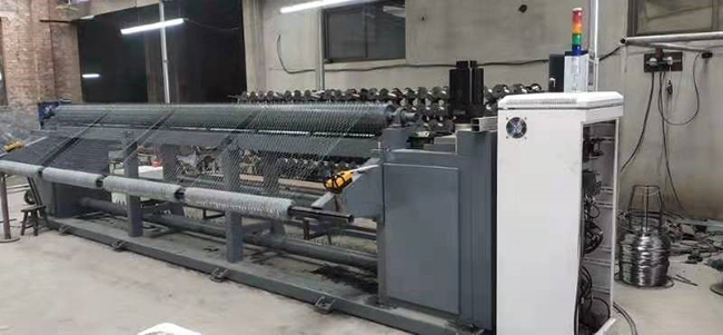 Hexagonal mesh weaving machine